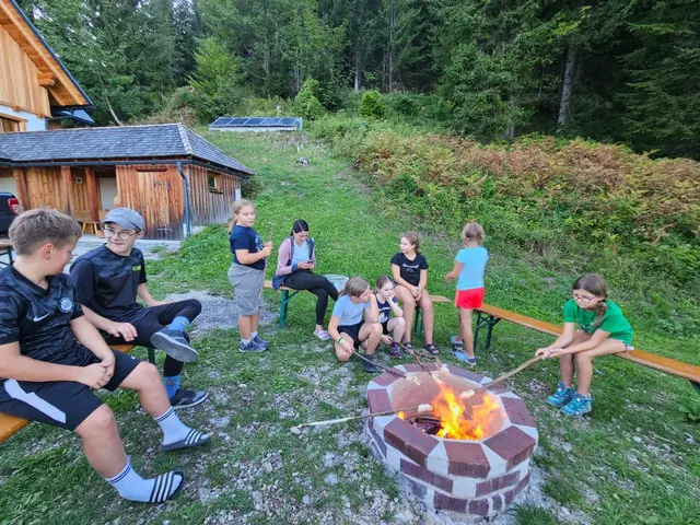 Lagerfeuer auf der Naturfreundehütte | Foto: Celina Aigner 