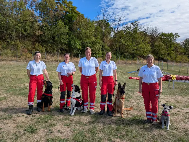 Erfolgreiches Prüfungswochenende: Die Suchhundestaffel Poysdorf freut sich über vier frisch geprüfte Teams. | Foto: RK NÖ