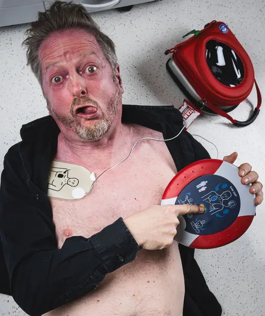 Kabarett zum Totlachen, Wiederbelebung inklusive: Markus Koschuh kombiniert sein Können als Entertainer mit praktischen Erkenntnissen aus dem Rettungsdienst. | Foto: Koschuh