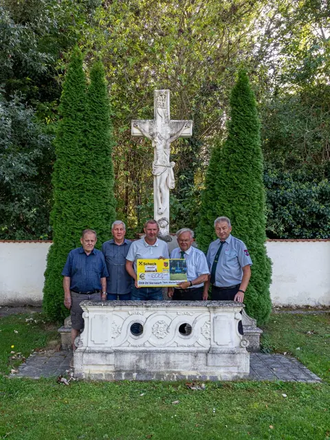 Das Friedhofskreuz in Obermallebern soll fachgerecht gereinigt und damit als örtliches Kleindenkmal erhalten werden. | Foto: privat