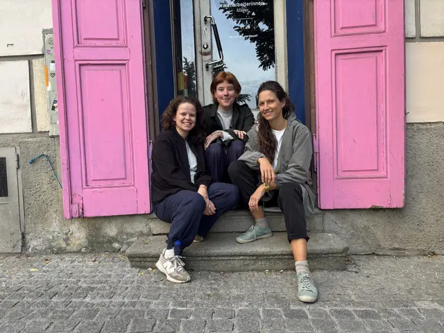 Von links: Yvonne Metnitzer, Theresa Muhl und Katharina Kloibhofer schaffen mit dem "Raumschiff" am Pfarrplatz einen Ort für zeitgenössische Kunst und interdisziplinären Austausch. | Foto: MeinBezirk