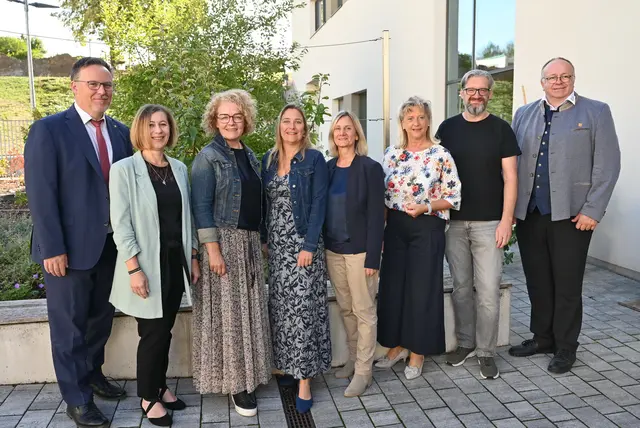 Abteilungsleiter Helmuth Sturm, Barbara Bischofberger (Verein YOUNG), Bildungs-Landesrätin Christiane Teschl-Hofmeister, Michaela Unterberger (Hilfswerk NÖ), Marion Schwab (Institut k.o.m.m), Landesschulinspektorin Agnes Karpf-Riegler, Bernhard Koppensteiner (Verein YOUNG) und Direktor Thomas Krenn. | Foto: Jürgen Mück