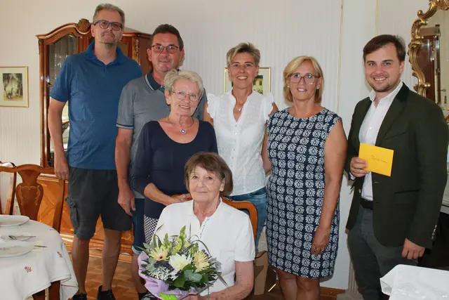 Zahlreiche Gratulanten überbrachten die besten Glückwünsche.  | Foto: Gemeinde