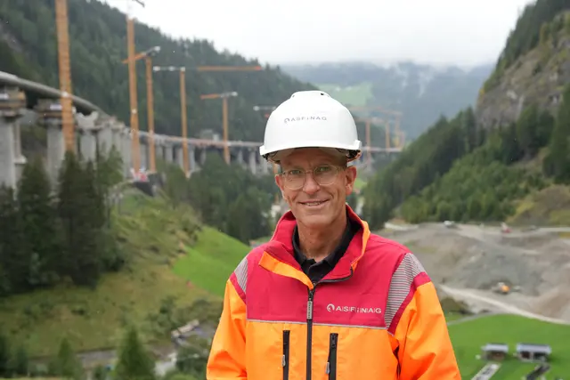 Andreas Färber, Projektleiter der ASFINAG, beim Lokalaugenschein auf der Luegbrücke | Foto: MeinBezirk/Thomas Geineder