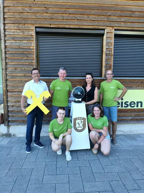 Gemeinsame Übergabe: Martin Schmidt, Jochen Riedler, Diana Malakhov, Leo Aigner, Nora Schroll und Rebekka Riedler freuen sich über den gespendeten Stockkörper. | Foto: ESV Nibelungen