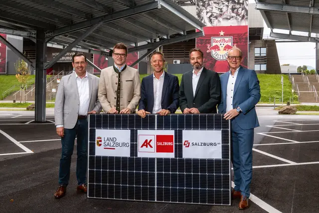 Im Bild v.l.n.r.: Bürgermeister Andreas Hasenöhrl, Landesrat Maximilian Aigner, AK-Präsident Peter Eder, Michael Baminger (Michael Baminger, Vorstandssprecher der Salzburg AG), Herwig Struber (Vorstand Salzburg AG).  | Foto: Salzburg AG/Bosnjak-Sendlhofer