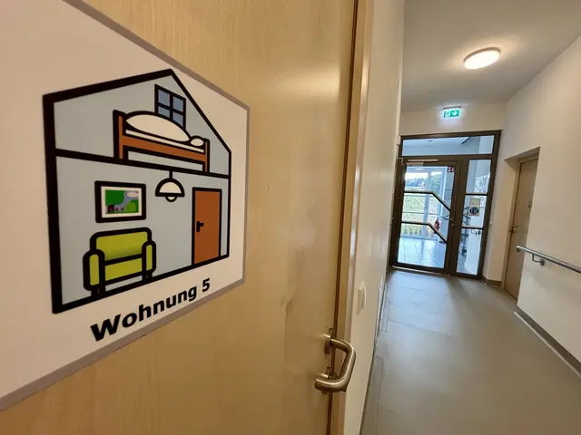 Die Nahaufnahme einer Wohnungstür ist zu sehen.