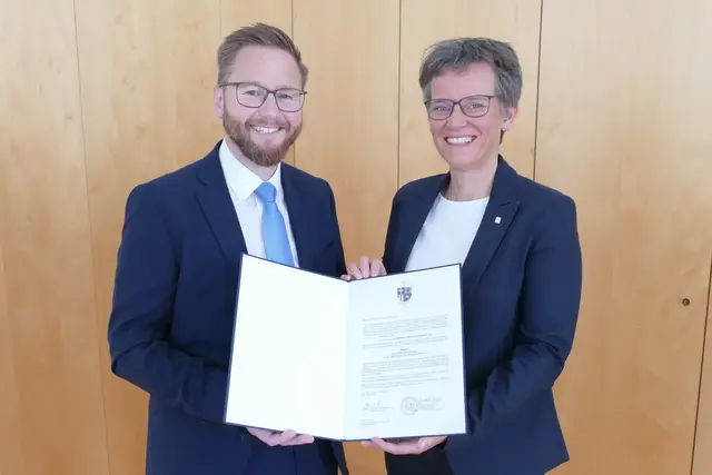 Bei der Überreichung der Ernennungsurkunde (v.l.): Andreas E. Graßmann und Vizerektorin Klara Csiszar. | Foto: KU Linz/Hermine Eder