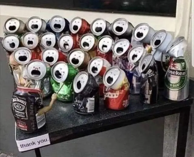 Aludosen als Chor dargestellt.