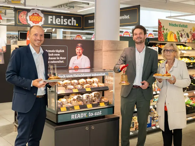 Thomas Ruhmer, Vertriebsleiter Fleisch und Diplomierter Fleischsommelier, Johannes Greller ,Geschäftsführer von Penny Österreich, und Bezirksrätin Monika Rapp (v.l.) läuten gemeinsam die „Heiße Theke“ ein. | Foto: Paul Breuss / Penny