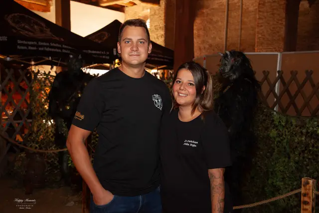 Gar nicht "Zwida": Der stellvertrendene Obmann Daniel und Obfrau Salina freuen sich über die gelungene Ausstellung. | Foto: Markus Imann
