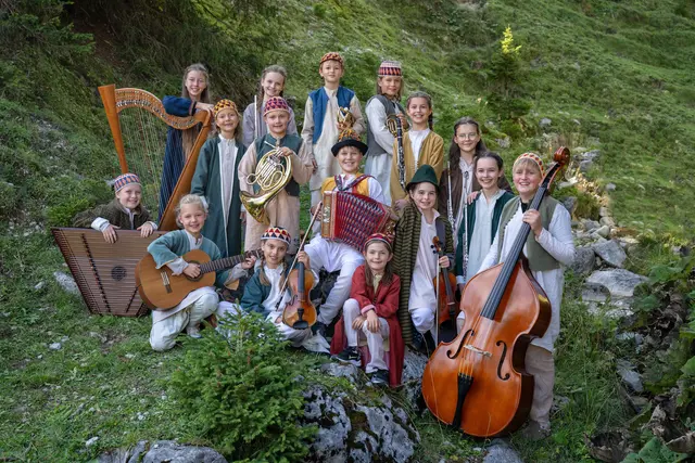 Die 17 Hirtenkinder des Salzburger Adventsingens bereiteten sich auf der Loferer Alm auf die Jubiläumsproduktion „Das große Geheimnis“ vor. | Foto: Salzburger Adventsingen/Kerstin Joennson