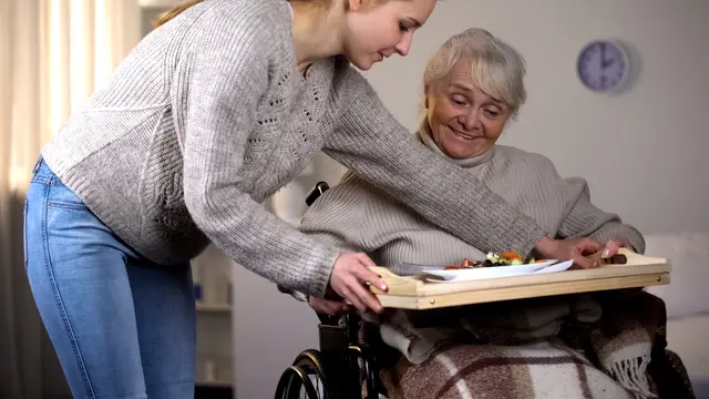 Unzählige Familien schultern täglich oder regelmäßig die Pflege ihrer Liebsten. Oft auch neben der Arbeit oder anderen Aufgaben, wie das Sorgen Kinder.  | Foto: motortion