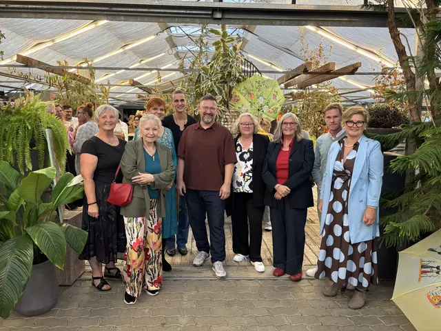 Slvia Enzi (r.) mit den Künstlerinnen und Künstlern und Andrina Theißl von der Erlebnisgärtnerei Steffan (4.v.l.) bei der Vernissage.