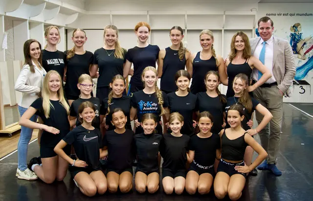 Ein Teil des O'Kelly Irish-Dance Showteams mit Lehrerin Carmen Palensky (links außen) und Lehrer Philipp Gaber (rechts hinten).  | Foto: MeinBezirk/Leonie Herrmann