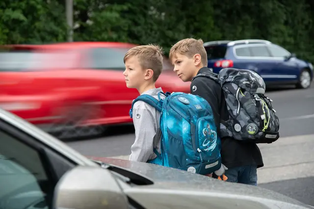 Sobald ein Kind die Straße überqueren möchte, müssen Lenker:innen dies gefahrlos ermöglichen.

 

  | Foto: ÖAMTC