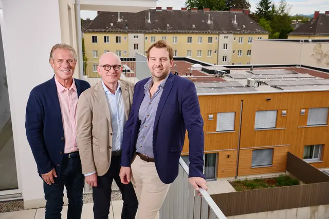 Hans-Peter Bühringer (kaufmännischer Geschäftsführer der GWG Steyr), Thomas Spitzer (Leiter B2B-Vertrieb bei der Energie AG Vertrieb GmbH) und Berthold Schörkhuber (technischer Geschäftsführer der GWG Steyr) vor dem Projekt Unsereins in Steyr (v. li.).

 | Foto: Energie AG