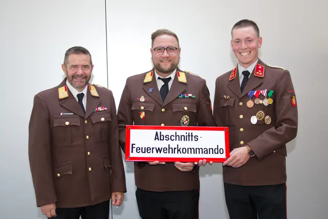 Bezirks-Feuerwehrkommandant Thomas Stockinger mit Abschnitts-Feuerwehrkommandant Christoph Plöderl und seinem Stellvertreter Lukas Schauberger (v. l.). | Foto:  BFK-Rohrbach/Sonnleitner 
