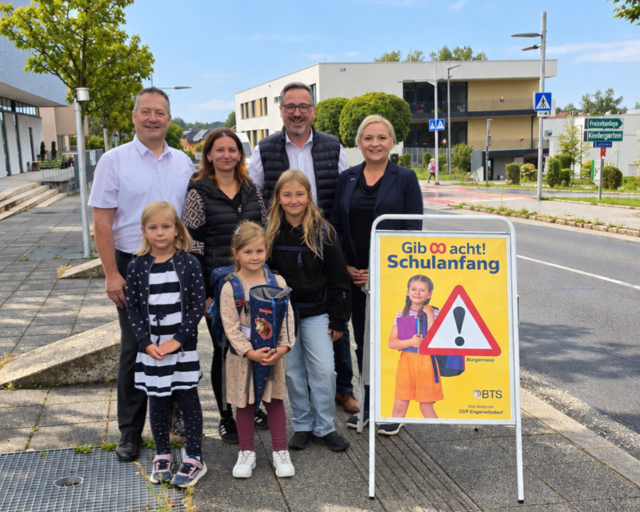 Mit auffälligen Plakaten wird in Engerwitzdorf an neuralgischen Stellen auf mehr Aufmerksamkeit hingewiesen.  | Foto: Christoph Meisinger