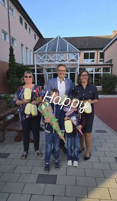 Die Gemeindevertreter gratulieren den Schülern zum Schulstart. | Foto: Gemeinde Leopoldsdorf