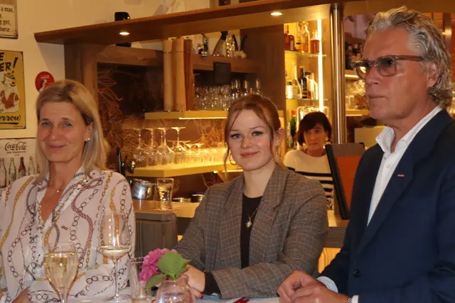 WK-Bezirksstellenleiterin Elke Basler, Sophie Pirkebner und Fachgruppenobmann der Hotellerie Sigismund Moerisch | Foto: meinbezirk.at/Alen Grabic