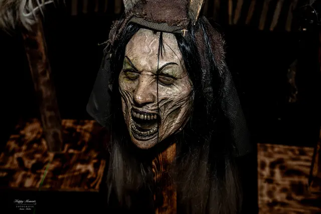 Kunstvoll geschnitzte Masken stimmen auf die dunkle Jahreszeit ein. | Foto: Markus Imann