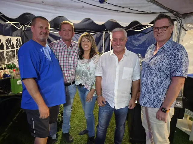 Vizebürgermeister Martin Salat, Bezirksparteiobmann Landtagsabgeordneter Dieter Dorner, GVV-Bezirksobfrau Sylvia Dorner, Nationalratsabgeordneter Werner Herbert und Bürgermeister Andreas Zabadal hatten viel Spaß. | Foto: zVg FPÖ