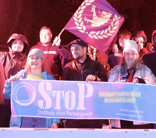 Gemeinsam mit den SV Franckviertel Fans macht sich der SC Marchtrenk gegen häusliche Gewalt stark | Foto: SV Franckviertel