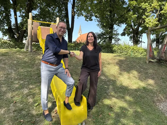 Die Projektleiterin Silvana Engertsberger (Caritas Salzburg) und Bürgermeister Georg Djundja in Oberndorf. | Foto: Emanuel Hasenauer