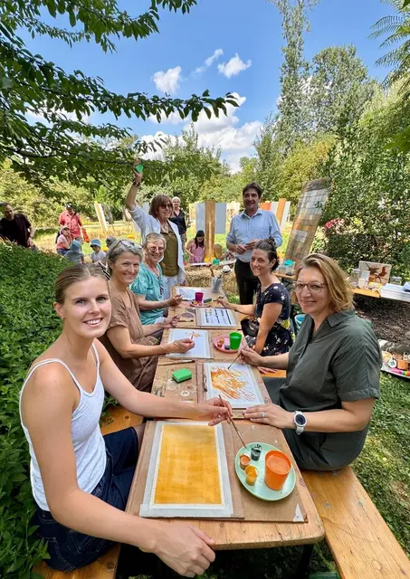 Künstlerin Irena Ráček und DIE GARTEN TULLN Geschäftsführer Franz Gruber (hinten) mit Teilnehmerinnen des Workshops. | Foto:  Verein BIENE 