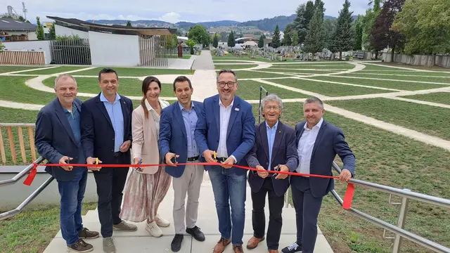 Johannes Matzinger (Bürgermeister Unterweitersdorf), Erwin Reichetseder (Bürgermeister Alberndorf), Bettina Pesendorfer (Friedhofsverwaltung), Benjamin Hainbuchner (Leitender Seelsorger Pfarrgemeinde Gallneukirchen), Christoph Meisinger (Bürgermeister Engerwitzdorf), Sepp Wall-Strasser (Bürgermeister Gallneukirchen), Helmut Mitter (Bezirksparteivorsitzender Gemeinderat in Vertretung von LR Martin Winkler). | Foto: Stadtgemeinde Gallneukirchen