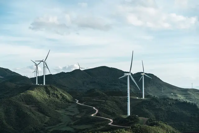 So wie hier auf diesem Symbolbild sollen auf den Bergen rund um Thörl Windparkanlagen entstehen. | Foto: unsplash / Luo Lei