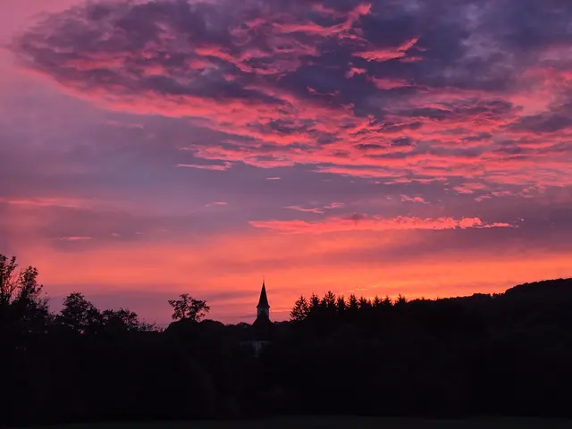 Ein Abend, ein roter Himmel und eine Kirche im letzten Licht – manchmal ist „einfach nur genießen“ tatsächlich die beste Beschreibung für einen gelungenen Moment. | Foto: Ronald Höbling
