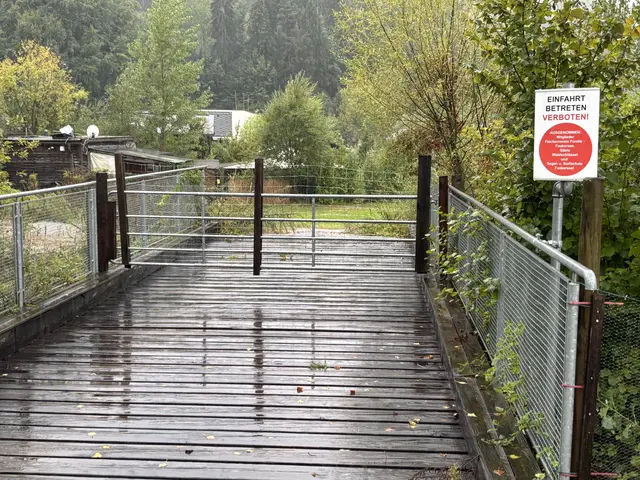 Über diese Brücke über den Worounitza Bach und mehrere private Grundstücke müsste man gehen, damit man zum Ufer und dem ehemaligen Strandbad Schaffler gelangt. | Foto: MeinBezirk.at/Stephan Fugger