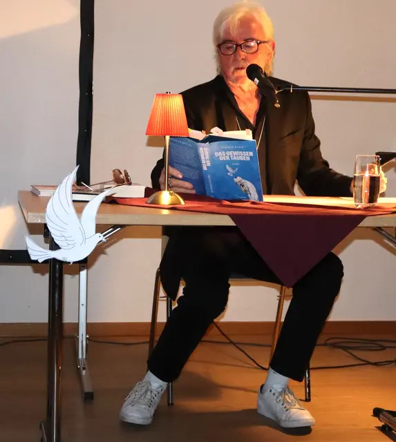 Reinhold Bilgeris Roman "Das Gewissen der Tauben" ist sowohl politisch als auch poetisch und das Publikum in Haiming lauschte gebannt.  | Foto: Tatschl