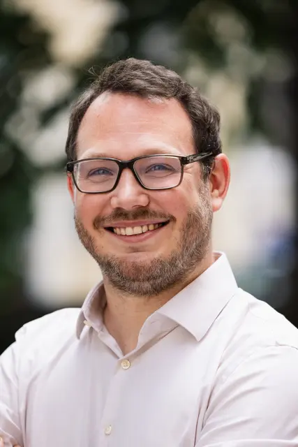 SPÖ-Klubvorsitzender Philipp Tzaferis hält die Öffnung des Kasernenareals vor allem angesichts des alternativen, weiten Umwegs für wünschenswert.  | Foto: Clemens Schmiedbauer