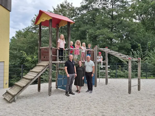 Nicht nur Bürgermeister Andres Moser (r.) freut sich über den adaptierten Spielplatz. | Foto: Gemeinde Vichtenstein