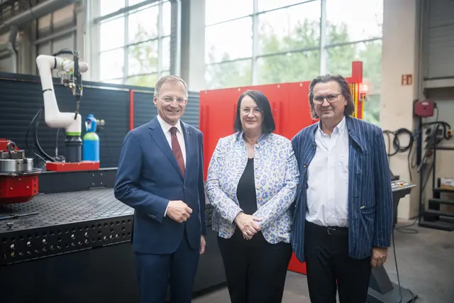 Landeshauptmann Stelzer (l.) mit den Metall-Auer Inhabern Maria und Erich Auer. | Foto: OÖVP