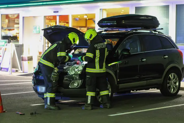 Nachdem es zu einer chemischen Reaktion in einer Autobatterie gekommen war, kam es zum Pkw-Brand auf einer Raststation in Sattledt. | Foto: laumat.at