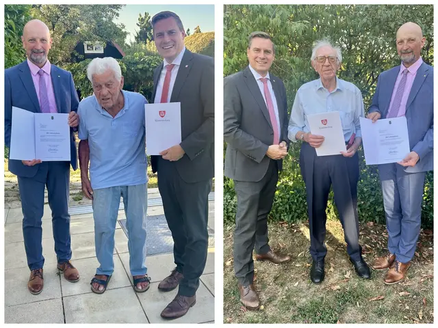 Otto Giovannini (links) und Richard Hübschmann feierten kürzlich ihre 101. Geburtstage. Sie konnten sich am gleichen Tag über Glückwünsche von Bezirkshauptmann Andreas Riemer (blauer Anzug) und Bürgermeister Christoph Kaufmann (ÖVP) freuen.  | Foto: Stgm. Klosterneuburg/Collage