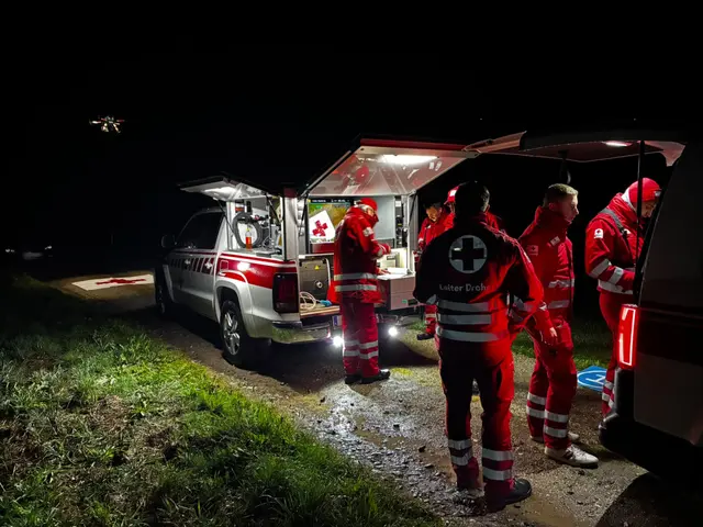 Während die Einsatzkräfte am Boden die umliegenden Wälder durchkämmen, wird das Gebiet auch mit Drohnen aus der Luft abgesucht. | Foto: laumat/Matthias Lauber