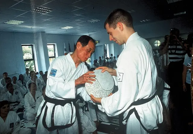 Schuleröffnung 20.5.2001 in Traunreut. Im Bild Großmeister Kwon, Jae-Hwa und Großmeister Thomas Könnecke. | Foto: Könnecke