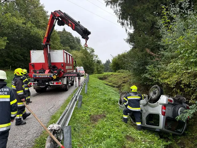 Die Feuerwehren konnten das Fahrzeug bergen und wieder auf die Fahrbahn heben. | Foto: Feuerwehr Hermagor