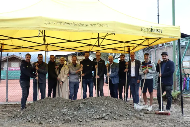Vertreter des Tennisclubs, der Gemeinde, des Tourismusverbands und weitere Projektpartner beim Spatenstich im Kapellenpark. | Foto: Martina Obertimpfler 