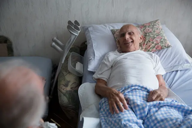 Gerade Ältere Menschen sind auf Pflege angewiesen.  | Foto: Hloch