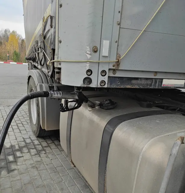 Über Wochen soll in Villach Treibstoff von abgestellten Lkws gestohlen worden sein. (Symbolfoto) | Foto: stock.adobe.com/at/Yuliya