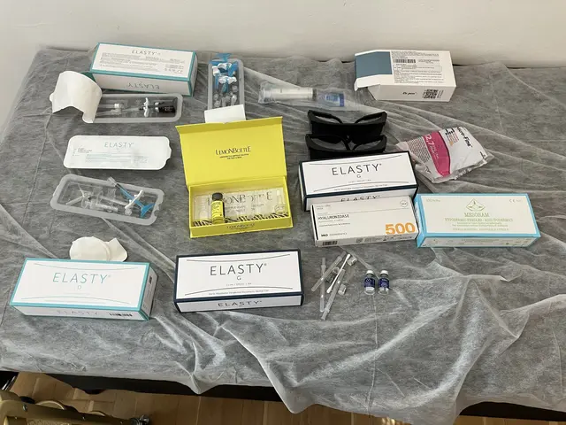 Bei einer Razzia in Floridsdorf wurde eine illegale Beauty-Klinik ausgehoben. Eine 27-Jährige soll dort seit 2025 ihr Handwerk verrichtet und so wöchentlich rund 1.200 Euro verdient haben. | Foto: BMF/ABB