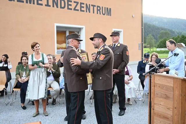 Ein besonderer Programmpunkt des Festaktes war die Ernennung von Johannes Pfeifenberger (vorne, li.) zum Ehren-Bezirksfeuerwehrkommandanten des Bezirkes Lungau.  Die Ernennung wurde durch den amtierenden Bezirksfeuerwehrkommandanten Leonhard Ernst (vorne, re.) vorgenommen. | Foto: Peter Bolha