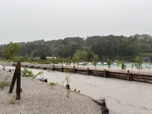 Der Worounitza Bach teilt das Strandbad Sandbank und das ehemalige Schaffler-Bad. Nachdem der Badebetrieb eingestellt wurde, wurde eine Hafenanlage errichtet. | Foto: MeinBezirk.at/Stephan Fugger
