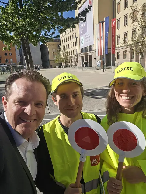 Verkehrslandesrat René Zumtobel freut sich über das ehrenamtliche Engagement der zahlreichen Schulweglotsinnen und Schulweglotsen in Tirol.
 | Foto: Land Tirol